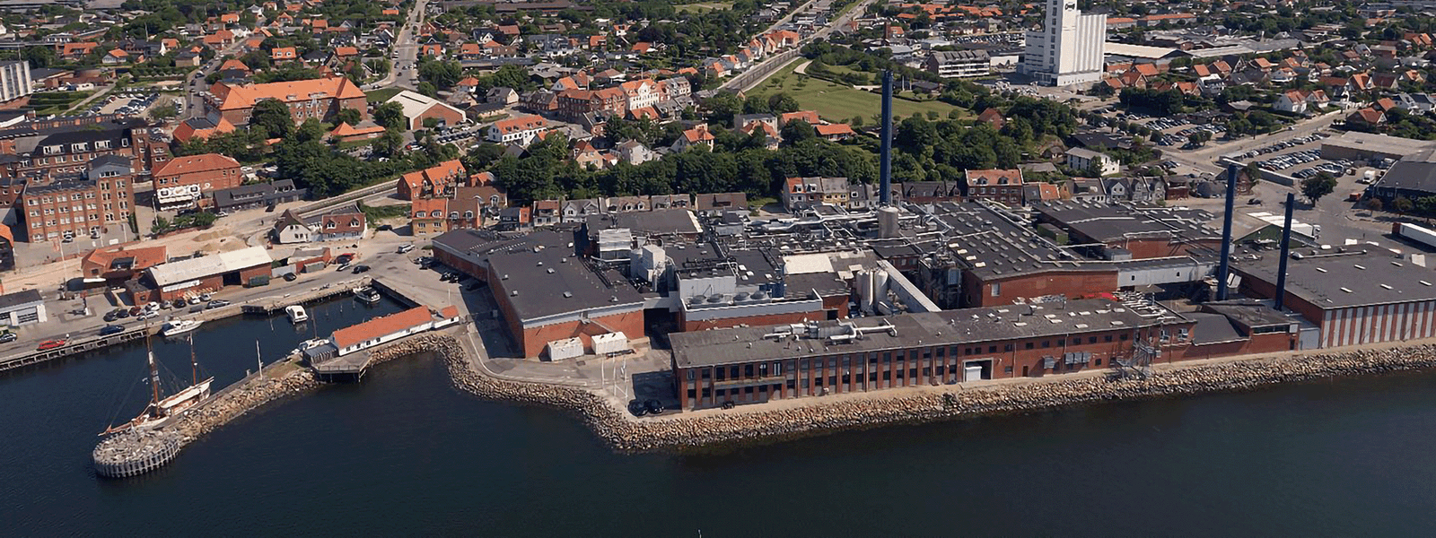 Ticans produktionsanläggning vid hamnen i Thisted