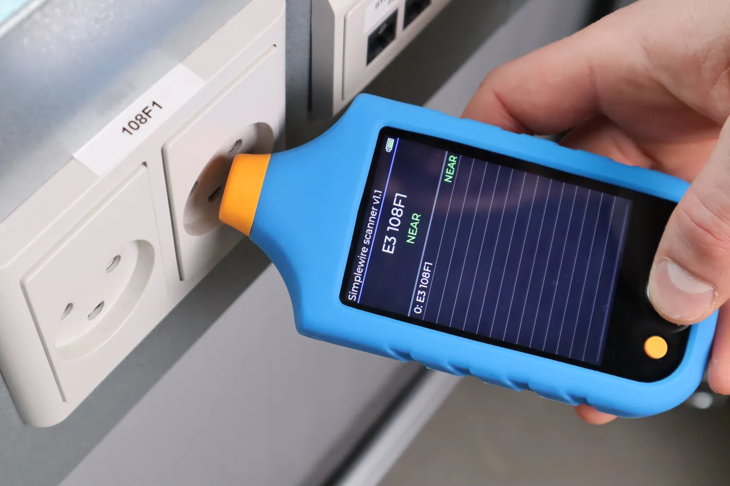 Elektriker bruger Simplewire Scanner til at identificere kredse i installationen