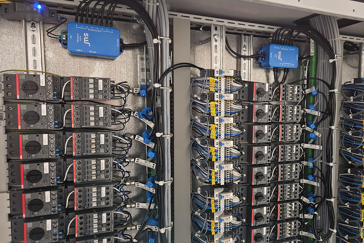 Simplewire Core-enheder monteret i en elinstallation hos Tican