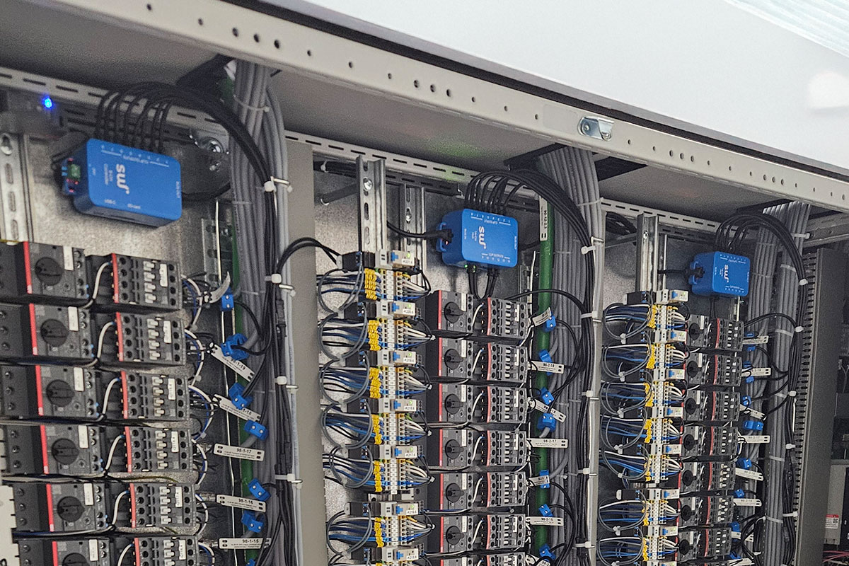 Flere Simplewire Core-enheder installeret i en eltavle hos Tican