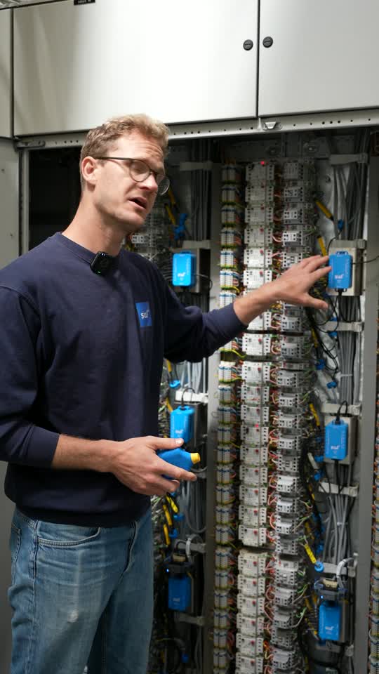 Peter Tune viser Simplewire Core installeret i en eltavle