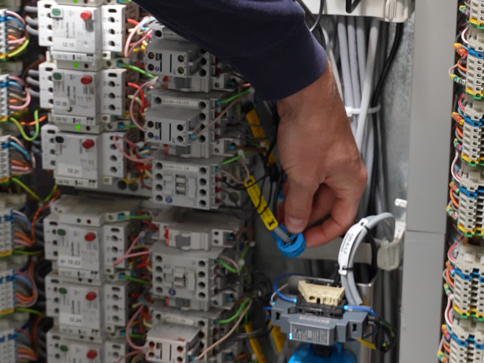 En Core Clip monteras runt en kabel i en elcentral