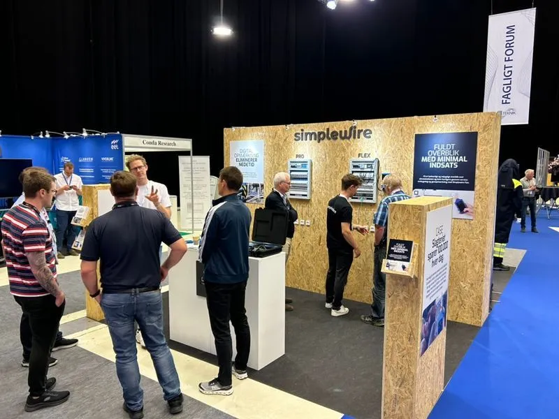 Simplewire stand with visitors at the trade fair