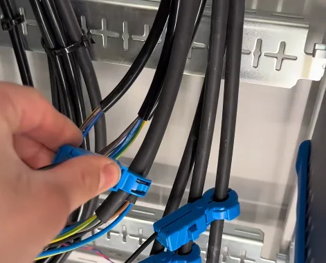 Alexander Holleufer bruger Simplewire Flex+ til kabelidentifikation
