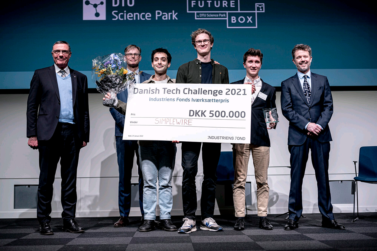 The Simplewire team on stage with the cheque from Danish Tech Challenge 2021 and Industriens Fond’s Entrepreneurial Award